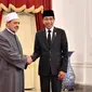 Presiden Joko Widodo atau Jokowi menerima kunjungan Grand Syekh Al-Azhar Mesir, Imam Akbar Ahmed Al Tayeb di Istana Merdeka, Jakarta, Selasa (9/7/2024). (Biro Pers/Setpres)