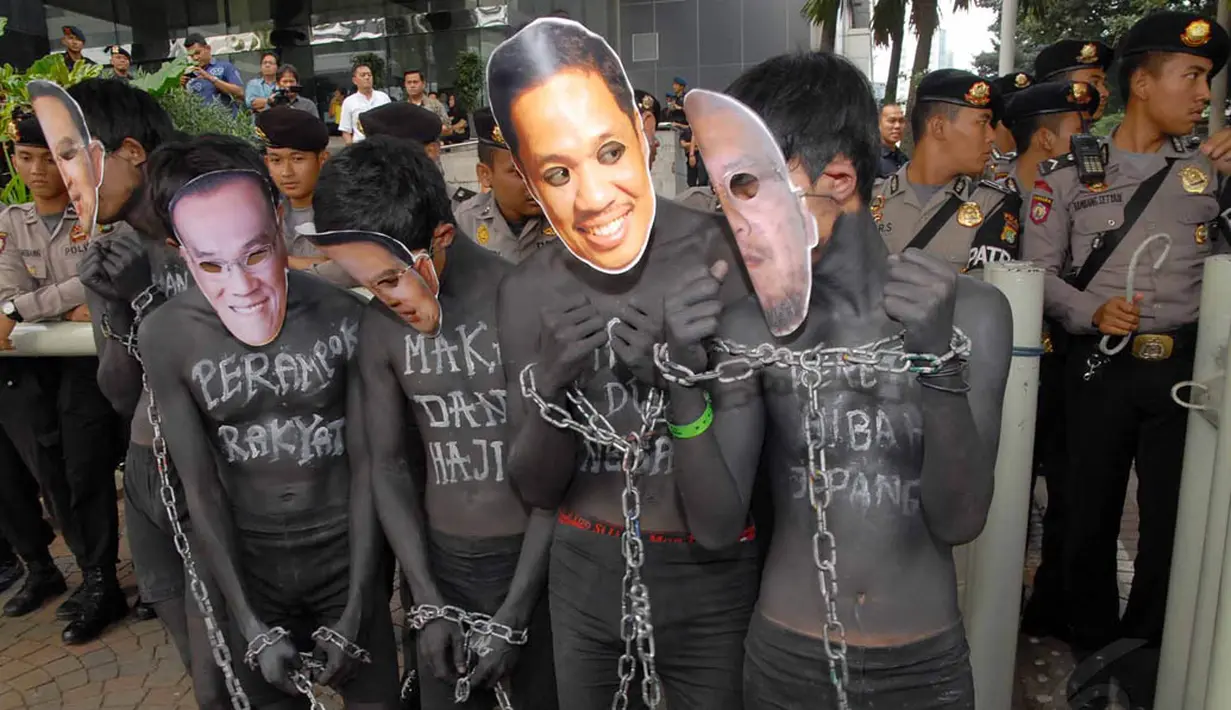Sejumlah demonstran melakukan aksi teatrikal  dengan merantai beberapa demonstran saat unjuk rasa korupsi di KPK, Jakarta, Kamis (3/7/14). (Liputan6.com/Miftahul Hayat) 