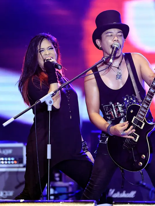 Cella, gitaris berkepala plontos itu menambahkan, bahwa masih banyak puluhan crew yang menggantungkan hidup bersama dengan grup band Kotak. (Adrian Putra/Bintang.com)