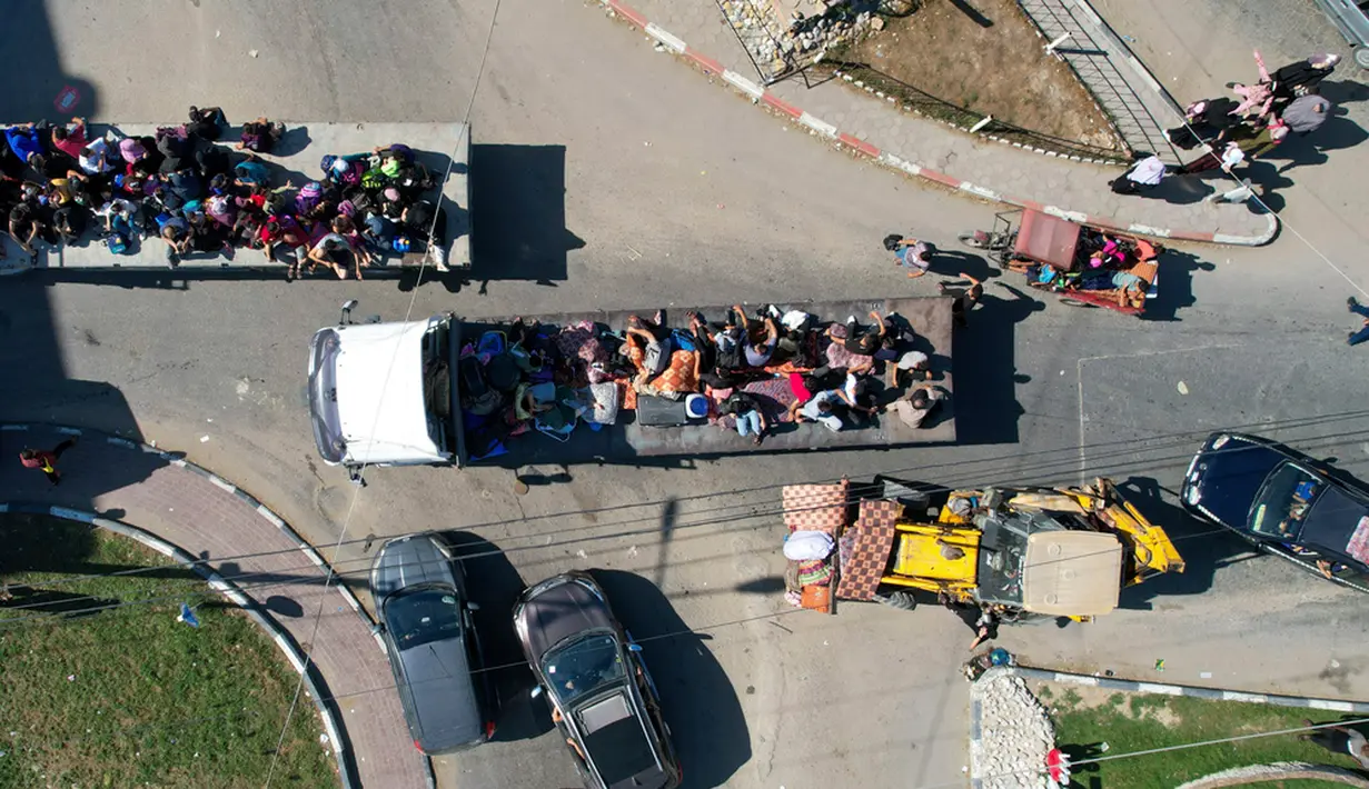 Dalam sebuah pernyataan, Lazzarini menggambarkan skala dan kecepatan krisis kemanusiaan yang terjadi sebagai hal yang sangat mengerikan dan memperingatkan bahwa Gaza dengan cepat menjadi lubang neraka dan berada di ambang kehancuran. (AP Photo/Hatem Moussa)