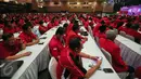 Para peserta Rakernas PDIP menyimak pidato yang disampaikan Megawati di Jakarta, Minggu (10/1/2016). Rakernas tersebut bertajuk 'Mewujudkan Trisakti dengan Pembangunan Nasional Semesta Berencana'. (Liputan6.com/Faizal Fanani)