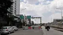Kendaraan melintas di dekat pintu masuk Underpass Matraman, Jakarta, Minggu (1/4). Underpass yang mengarah ke Jalan Pramuka dan Matraman Raya tersebut diharapkan dapat mengurai kemacetan, terutama pada jam pulang kerja. (Merdeka.com/Iqbal S Nugroho)