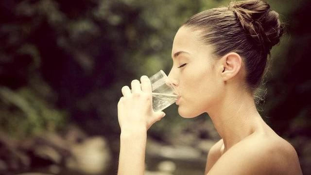 Meminum air putih ternyata mampu membantu menurunkan berat badan, namun seberapa banyakkah kadar yang harus dipeenuhi setiap harinya?