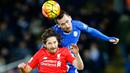 Gelandang Liverpool, Joe Allen (depan) berebut bola udara dengan bek Leicester, Christian Fuchs pada lanjutan liga Inggris di King Power Stadium, Leicester, (3/2/2016). Leicester menang atas Liverpool dengan skor 2-0. (Reuters/Darren Staples)