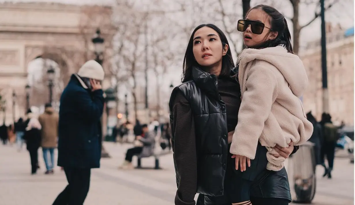Tampil menawan, ibu dan anak artis ini pun berhasil mencuri perhatian publik. Bahkan, demi me-recreate foto lawasnya, Gisel tetap rela menggendong sang putri yang kini semakin besar. (Liputan6.com/IG/@gadiiing)