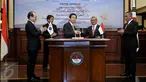 Dirjen Potensi Pertahanan Timbul Siahaan berjabat tangan dengan President and CEO KAI Ltd Ha Sung Yong usai penandatanganan kontrak Cost Share Agreement (CSA) untuk pengembangan pesawat tempur KF-X/IF-X di Jakarta, Kamis (7/1). (Liputan6.com/Johan Tallo)