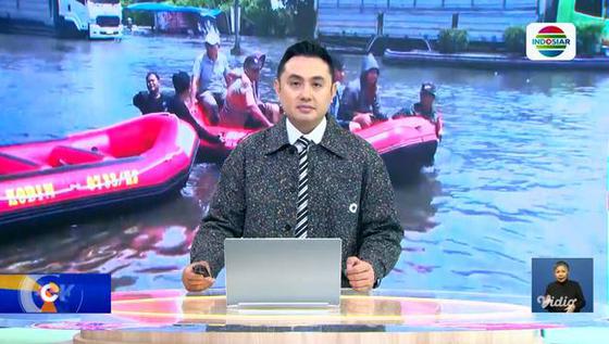 Fokus : Banjir Pantura Kaligawe Belum Surut, Pasien Hendak Berobat Gunakan Perahu Karet