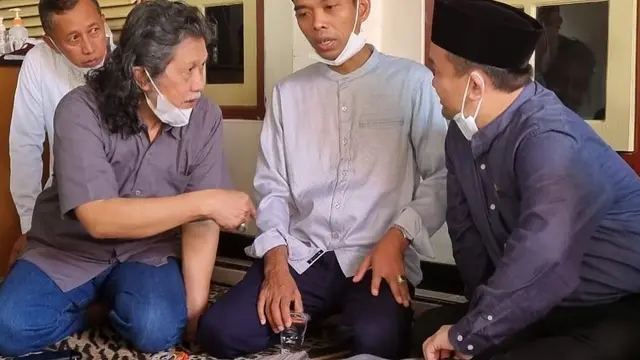 Ustaz Abdul Somad dan Emha Ainun Nadjib (https://www.instagram.com/p/CPKvgG3lUV7/)