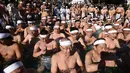 Penganut Shinto berdoa di kolam renang es untuk memurnikan tubuh dan jiwa dalam ritual Upacara Penyucian di Tokyo, Minggu (10/01/2016). (AFP Photo/ Toru Yamanaka)