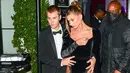 Di sini, Hailey terlihat mengenakan gaun beludru berwarna hitam dengan detail high-slit, sedangkan Justin Bieber tampil rapi dalam setelan tuksedo hitam.