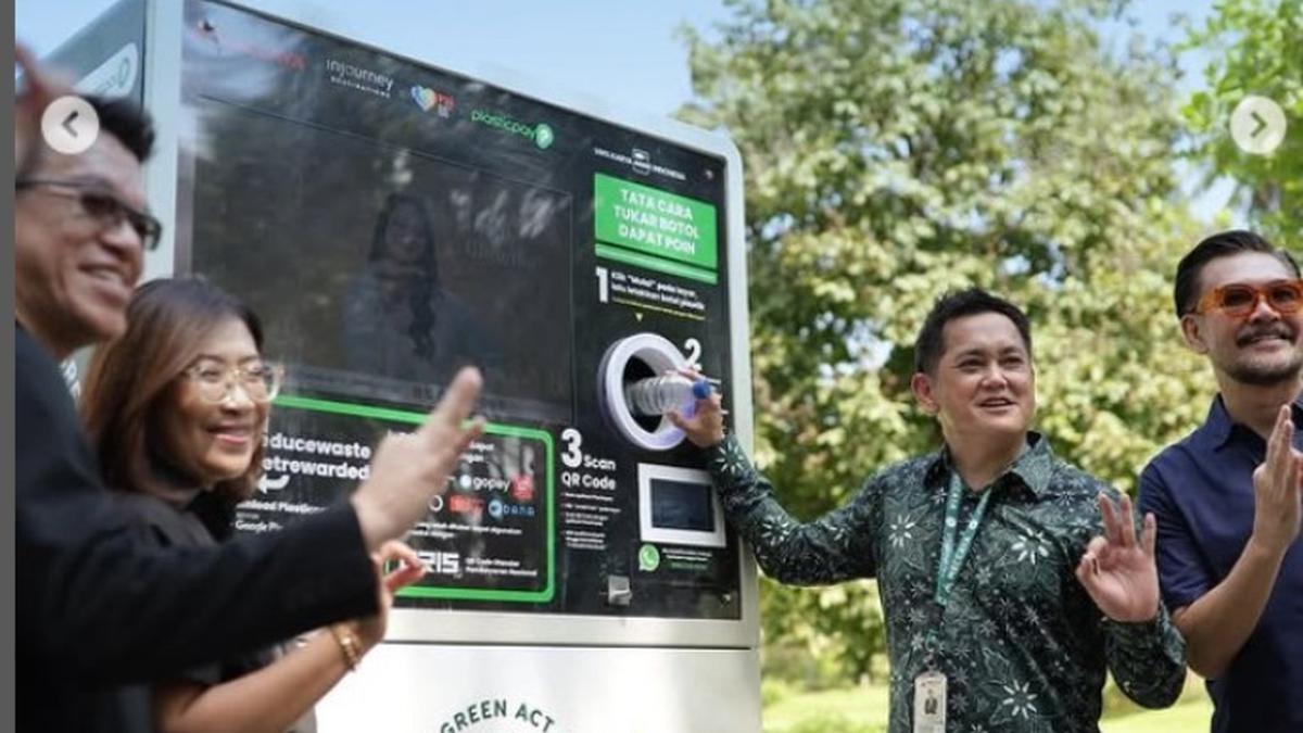 Usaha Pengelola Candi Borobudur Daur Ulang Sampah Botol Plastik dengan Vending Machine