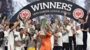 Eintracht Frankfurt. Klub asuhan Oliver Grasner memang hanya menempati peringkat ke-11 di klasemen akhir Liga Jerman 2021/2022. Namun mereka menjadi wakil ke-5 Jerman di fase grup Liga Champions musim depan berkat raihan gelar Liga Europa 2021/2022 usai mengalahkan Glasgow Rangers lewat adu penalti di laga final (18/5/2022). (AFP/Javier Soriano)