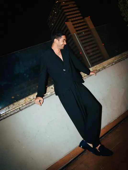 Penampilan bintang film Habibie & Ainun dalam gala premiere dipoles Hagai Pakan. Lewat akun Instagram pribadinya, Hagai Pakan menjelaskan konsep busana sang aktor. “Reza Rahadian wearing black on black Kraton World with Tulola Desaign silver pieces for film Mendarat Darurat gala premier,” terang Hagai Pakai seraya mengunggah empat foto Reza Rahadian. (Foto: Dok. Instagram @hagaipakan)