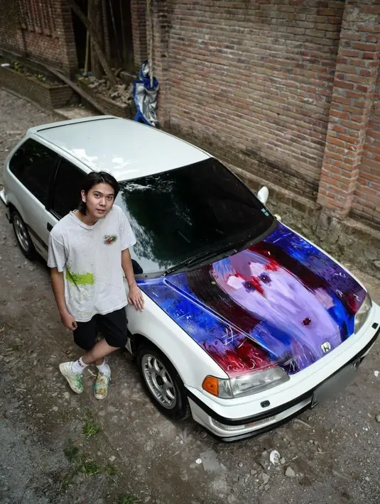 Namun sayangnya, Iqbaal Ramadhan tidak mau bicara banyak tentang arti di balik lukisan abstrak tersebut. (Foto: Instagram/@iqbaal.e)