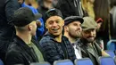 Pemain Arsenal, Alex Oxlade Chamberlain (2kiri), Carl Jenkinson dan Olivier Giroud terlihat senang menonton laga NBA Global Game London 2016, antara Orlando Magic vs Toronto Raptors di O2 Arena, London, Kamis (14/1/2016). (AFP Photo/Glyn Kirk) 