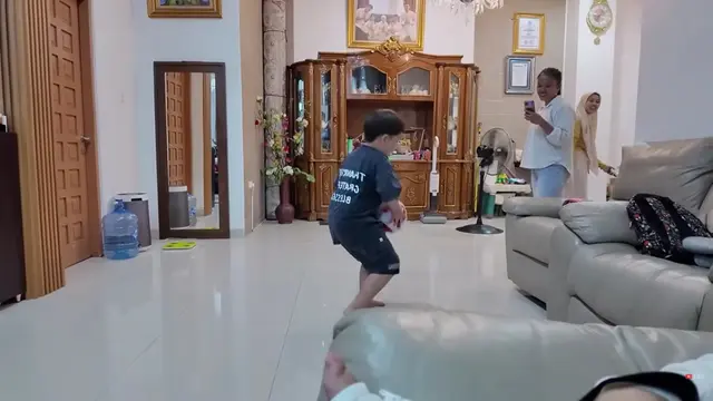 Potret Ruang TV Rumah Haji Faisal dan Mama Fuji