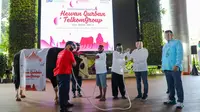 Dirut Telkom Ririek Adriansyah (kedua dari kanan) didampingi Direktur Human Capital Management Telkom Afriwandi (paling kanan) menyerahkan simbolis Hewan Kurban TelkomGroup Idul Adha 1441 H kepada Ketua Lembaga Amal Zakat Infak Sedekah NU Achmad Sudrajat (ketiga dari kanan), Kamis (30/7).