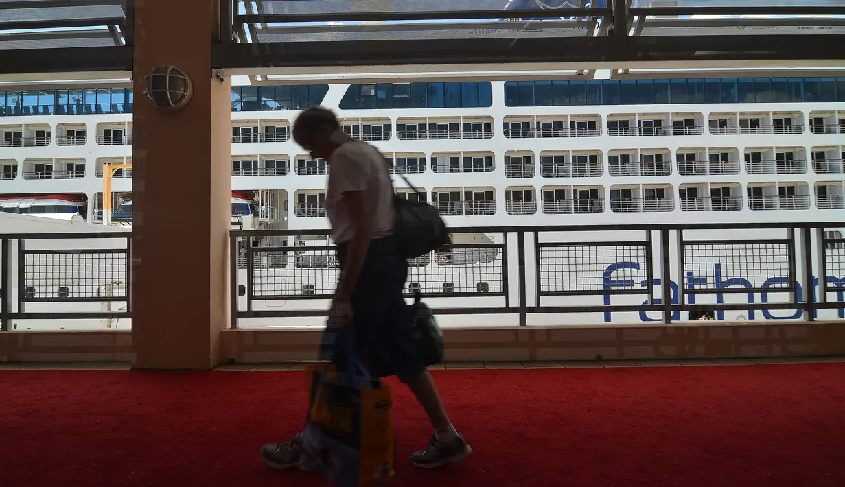 Penumpang bersiap naik kapal pesiar milik Carnival, Adonia di Pelabuhan Miami, Florida, Minggu (1/5). Setelah berhenti selama setengah abad, AS dan Kuba lakukan pelayaran bersejarah selama tujuh hari dari Miami ke Havana. (Gaston De CARDENAS/AFP)