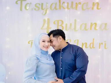 Potret Indri Giana dan Ustaz Riza Muhammad di acara tasyakuran anak ke-3 dan 4. (Foto: Instagram/ _indrigiana_)