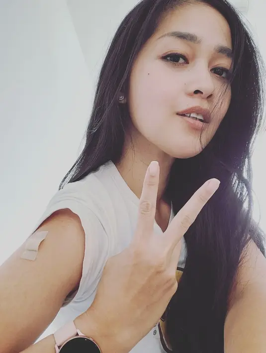 Artis 33 tahun ini juga memamerkan pose dua jari setelah dirinya melakukan vaksin ke-2. Gracia berharap dengan vaksin, dirinya bisa membantu bumi cepat pulih dari pandemi ini. Ia juga menyemangati semua orang agar selalu sehat. (Liputan6.com/IG/@graciaz14)
