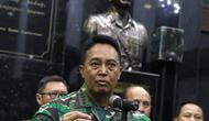 KSAD Jenderal TNI Andika Perkasa memberi keterangan pers terkait taruna Akademi Militer (Akmil) Enzo Zenz Allie di Mabes AD, Jakarta, Selasa (13/8/2019). Andika menyebut pihaknya tetap mempertahankan Enzo sebagai taruna Akmil setelah melakukan penelusuran lebih lanjut. (Liputan6 com/Angga Yuniar)