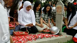 Mensos Khofifah Indar Parawansa bersama sejumlah siswa SMA menabur bunga di Taman Makam Pahlawan Nasional, Kalibata, Jakarta, Kamis (12/11).  Kegiatan tersebut merupakan rangkaian memperingati Hari Pahlawan Nasional. (Liputan6.com/Yoppy Renato)