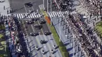 Ribuan warga menyaksikan parade Kaisar Naruhito dan Permaisuri Masako di Tokyo, Jepang, Minggu (10/11/2019). Diperkirakan sebanyak puluhan ribu warga memadati rute yang dilalui Kaisar Naruhito dan Permaisuri Masako. (Shinji Kita/Kyodo News via AP)