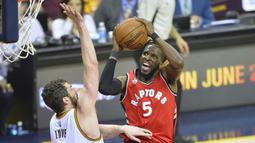 Pemain Raptors, DeMarre Carroll #5 melakukan tembakan saat dihadang pemain Cleveland, Kevin Love #0 pada  Final wilayah Timur NBA Playoffs di  Quicken Loans Arena. Jumat (20/5/2016). Cavs menang 108-89. (Mandatory: David Richard/USA Today Sports)
