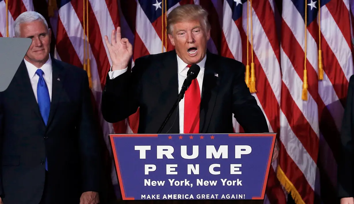 Presiden ke-45 AS, Donald Trump dan Wakil Presiden, Mike Pence menyampaikan pidato setelah mengetahui hasil penghitungan suara Pilpres AS, di Manhattan, New York, Rabu (9/11). Trump unggul cukup jauh atas pesaingnya, Hillary Clinton. (REUTERS/Mike Segar)