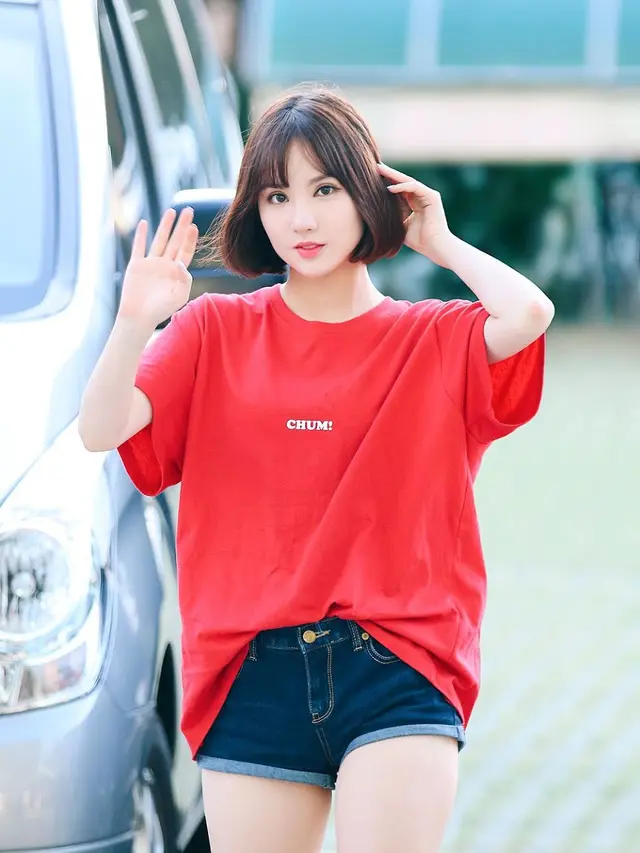 Mengatasi baju kebesaran dengan memasukannya ke bawahan