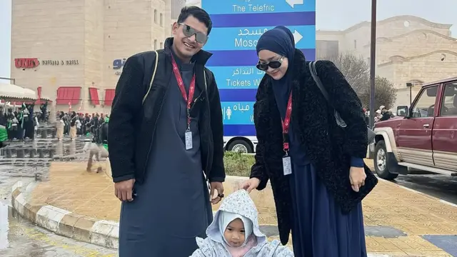 Yeni Inka Berhijab saat Umrah Bersama Suami dan Anaknya, Anggun dan Bikin Pangling