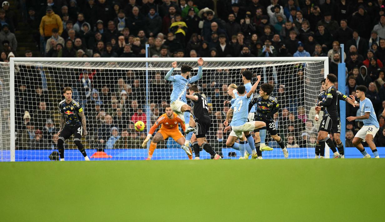 Manchester City meraih kemenangan dramatis 3-2 atas Leeds United pada pekan ke-13 Premier League 2025/2026 di Etihad Stadium. Tambahan tiga poin membuat City naik ke posisi kedua klasemen dengan 25 poin dari 13 laga. (AP Photo/Ian Hodgson)