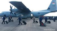 Pesawat hercules milik TNI AU yang mengangkut mobil wakil presiden dan sejumlah Paspampres saat tiba di Bandara Frans Seda Maumere (Liputan6.com/ Ola Keda)