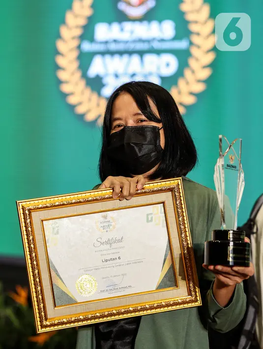 Pemimpin Redaksi Liputan6.com Irna Gustiawati berpose dengan penghargaan Baznas Award 2022 di The Sultan Hotel, Jakarta, Senin (17/1/2022). Media Liputan6.com menyabet penghargaan dari Badan Amil Zakat Nasional sebagai sebagai media pendukung gerakan zakat Indonesia. (Liputan6.com/Johan Tallo)
