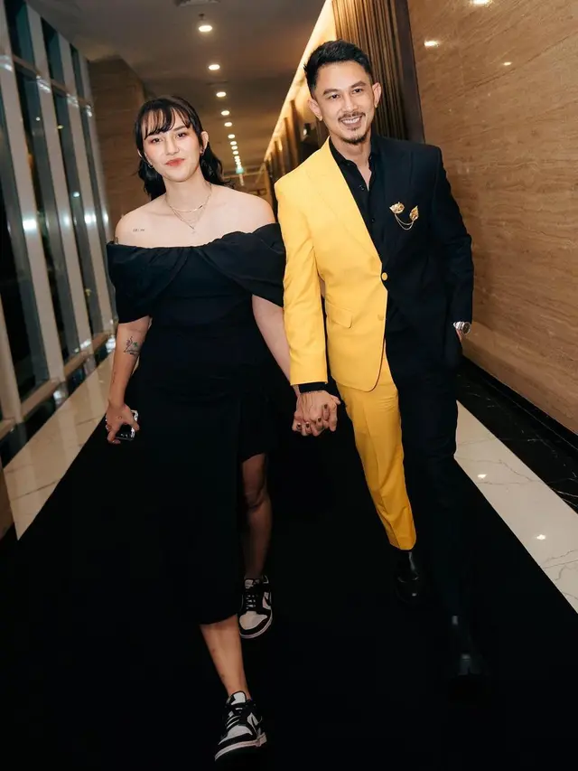 6 Gaya Serasi Serba Hitam Fandy Christian dan Dahlia Poland Hadiri Indonesian Television Awards