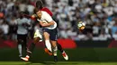 Pemain Tottenham, Jan Vertonghen membuang bola dari kejaran pemain Manchester United, Romelu Lukaku pada semifinal Piala FA di Wembley stadium, London, (21/4/2018). MU menang 2-1. (AP/Frank Augstein)