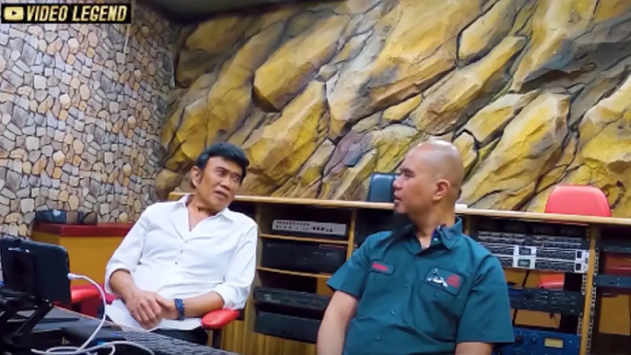 Ahmad Dhani menanyakan urusan pribadi kepada Rhoma Irama.