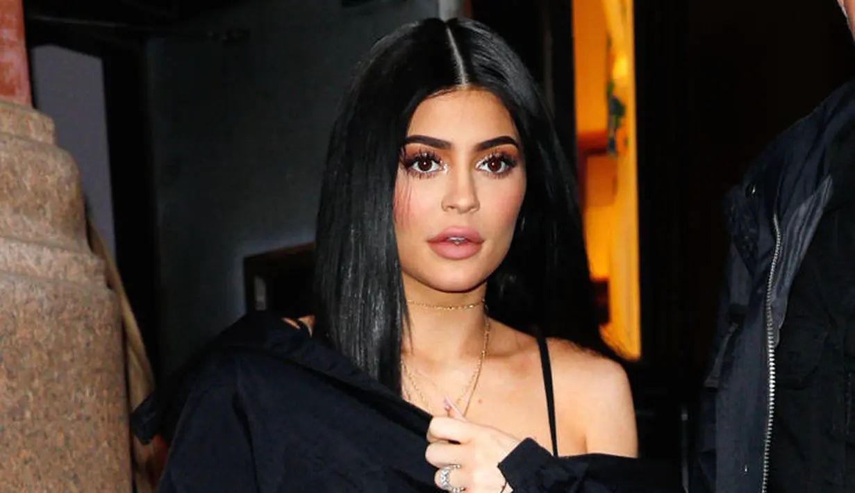 Diceritakan saat itu ia sedang berada di dapur dan menikmati waktu di rumah. (Hello Giggles)