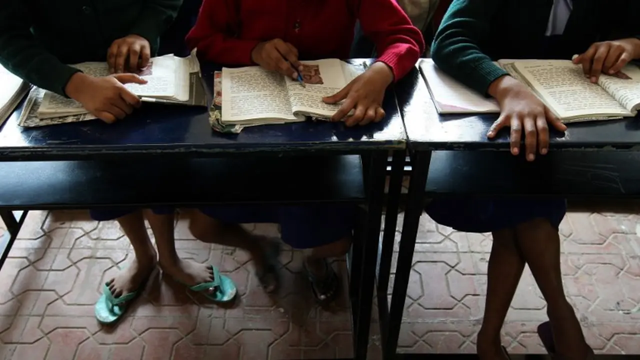 Sadis, Kepala Sekolah di India Bakar Tangan 13 Murid dengan Lilin