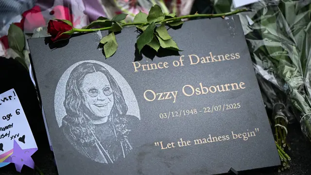 Memorial untuk Ozzy Osbourne. (JUSTIN TALLIS / AFP)