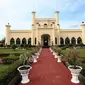 Penampakan luar Istana Siak Sri Indrapura di Kabupaten Siak, Riau, Kamis (21/7). Istana Siak Sri Indrapura adalah istana peninggalan Kesultanan Siak yang merupakan kerajaan Islam terbesar di Riau saat abad 16-20. (Liputan6.com/Faizal Fanani)