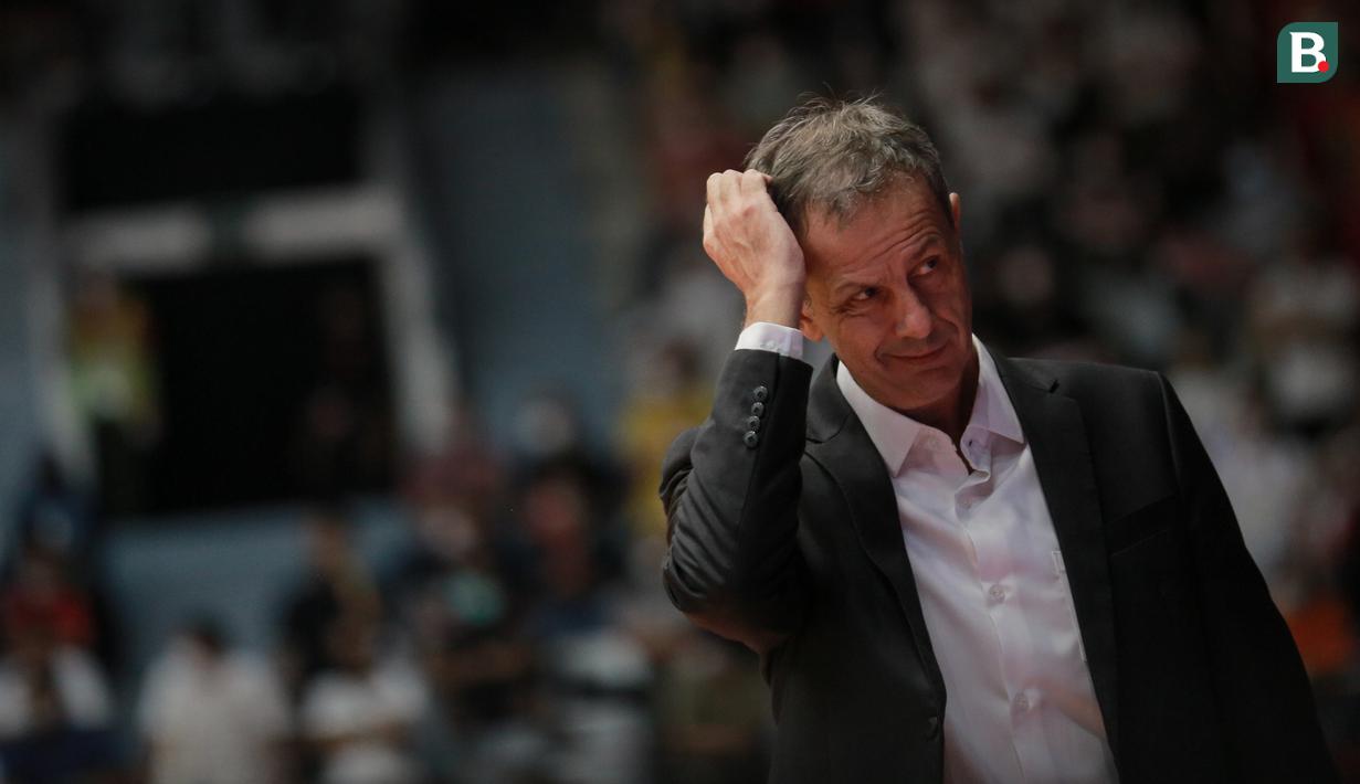 Reaksi kecewa pelatih Kepala Timnas Basket Indonesia, Milos Pejic saat matchday kedua Grup A FIBA Asia Cup 2022 antara Timnas Basket Indonesia melawan Timnas Basket Yordania di Istora Senayan, Jakarta, Kamis (14/07/2022). (Bola.com/Bagaskara Lazuardi)