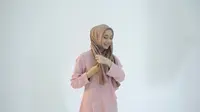 Tutorial hijab polos untuk tampil menawan saat Lebaran. (dok. tangkapan layar Vidio/HIJUP)