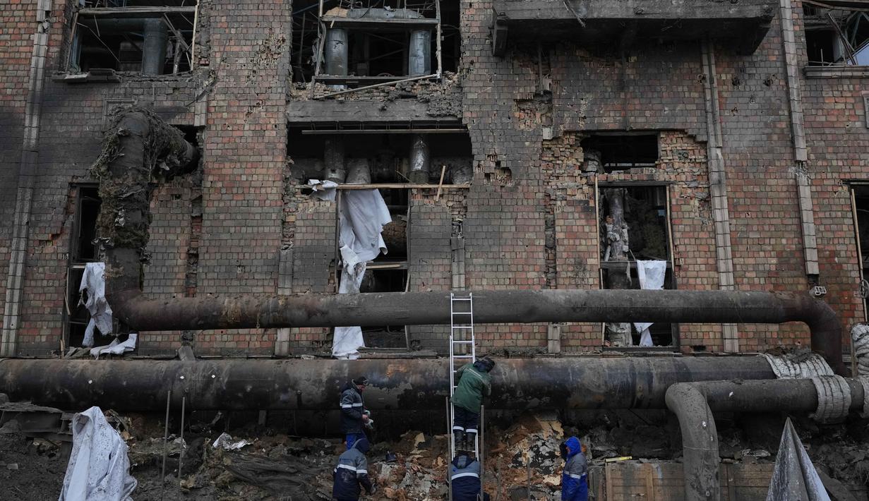 Presiden Ukraina, Volodymyr Zelensky, pada Rabu (4/2/2026), menyatakan pemerintah terus berupaya memulihkan pasokan listrik di Kyiv dan sejumlah wilayah lain setelah Rusia melancarkan serangan yang menargetkan sektor energi. Tampak dalam foto, para pekerja membersihkan kerusakan di Pembangkit Listrik Tenaga Panas (PLTP) Darnytsia setelah serangan Rusia di Kyiv, Ukraina, Rabu 4 Februari 2026. (AP Photo/Sergei Grits)