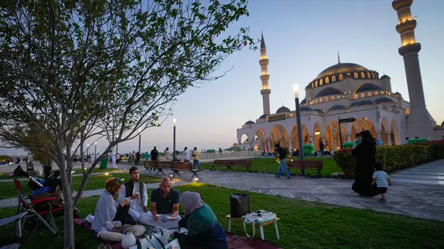 Menikmati Waktu Berbuka Puasa di Masjid Agung Sharjah, Salah Satu yang Terbesar di Uni Emirat Arab