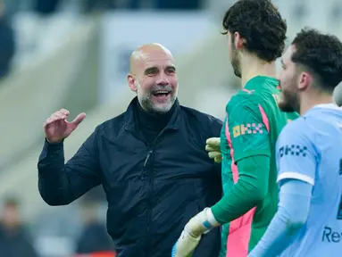 Pelatih Manchester City, Pep Guardiola, tidak mampu menyembunyikan rasa bangga setelah anak asuhnya sukses menaklukkan Newcastle United 3-1 di St James' Park, Minggu (8/3/2026) dini hari WIB. (AP Photo/Ian Hodgson)