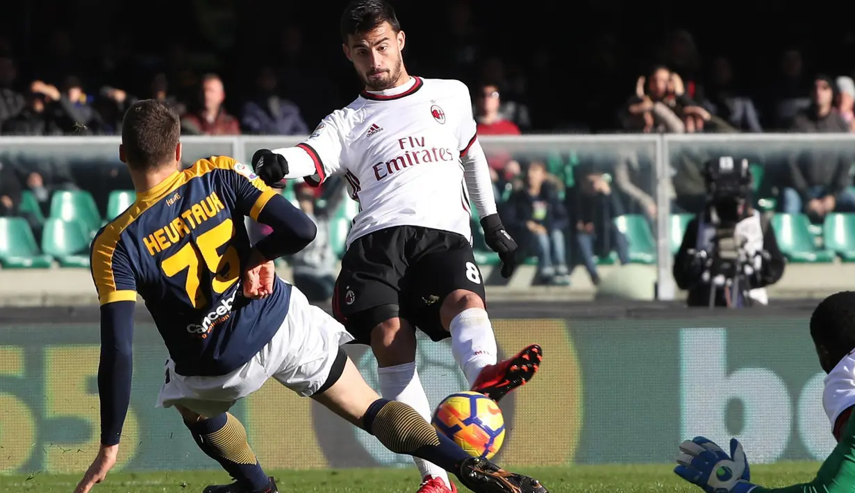 Pemain AC Milan, Fernandez Suso (tengah) melepaskan tembakan saat diadang pemain Verona pada lanjutan Serie A Italia di Bentegodi stadium, Verona, (17/12/2017). MIlan kalah 0-3.  (Simone Venezia/ANSA via AP)