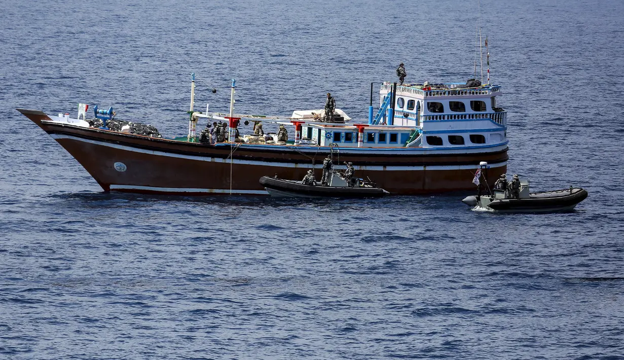 Sebuah kapal nelayan yang tengah menuju Somalia di lepas pantai Oman, dihentikan oleh AL Australia, 26 Februari 2016. Di dalam kapal nelayan itu, petugas menemukan persenjataan dalam jumlah besar. (REUTERS/ABIS Sarah Ebsworth/Australian Defence Force)