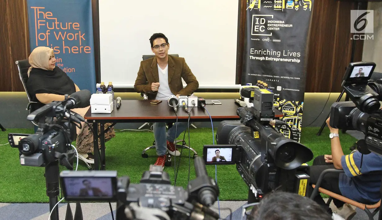 Mantan vokalis ADA band Donnie Sibarani memberi keterangan pers terkait pengunduran dirinya dari Ada band, Jakarta, Jumat (24/11). Donnie mengundurkan diri sejak bulan November ini karena mau bersolo karir dan refreshing. (Liputan6.com/Herman Zakharia)