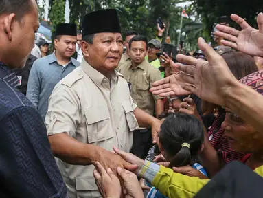 Calon Presiden nomor urut 2 Prabowo Subianto menyapa warga saat berziarah ke makam ayahnya Soemitro Djojohadikusumo di TPU Karet Bivak, Jakarta, Kamis (15/2/2024). (Liputan6.com/Angga Yuniar)